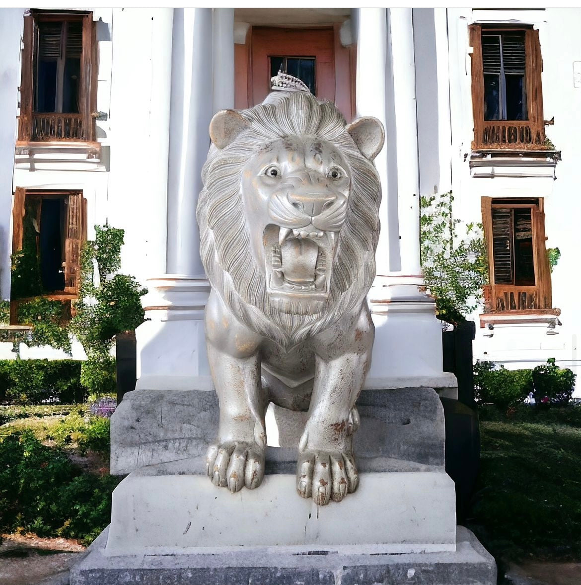 Rustic Wood Carving: Gray Lion Majesty